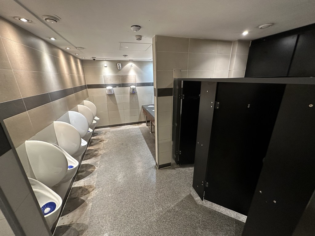 The toilets are quite ordinary in this Wetherspoon and decorated in a simple manner.